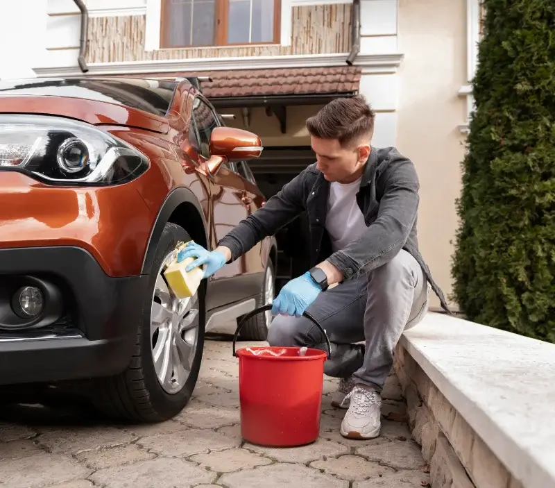 Lavage auto à domicile Plouay : professionnel intervenant sur un véhicule
